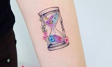tatuaje-reloj-arena-minimalista