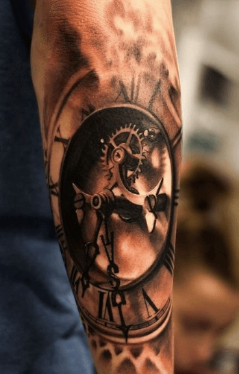 tatuaje-reloj-realismo-mecanismo-efecto-ahumado