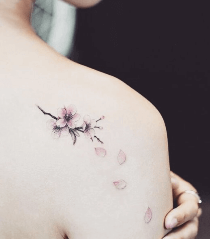 Tatuajes pequeños para mujeres, flores