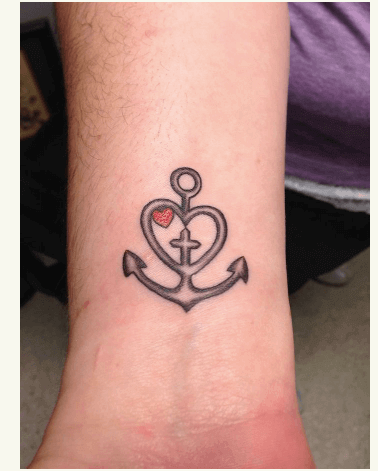 Tatuaje de ancla con corazón integrado.
