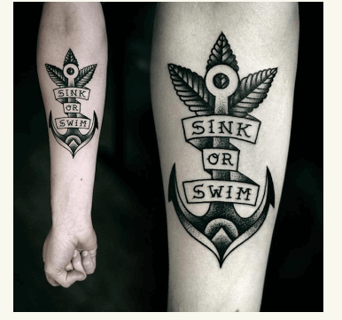 Tatuaje de ancla estilo tradicional con frase: hundirse o nadar