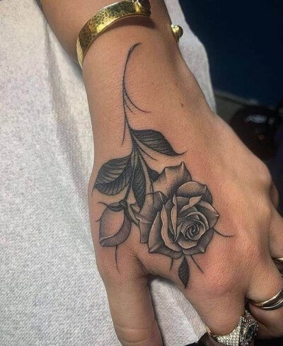 tatuaje de Rosa en la mano