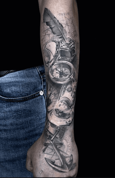 Tattoo de brújula en realismo negro y gris 1
