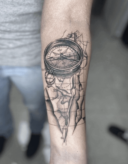 Tattoo brújula y mapa, estilo realista. Fuente Pinterest.