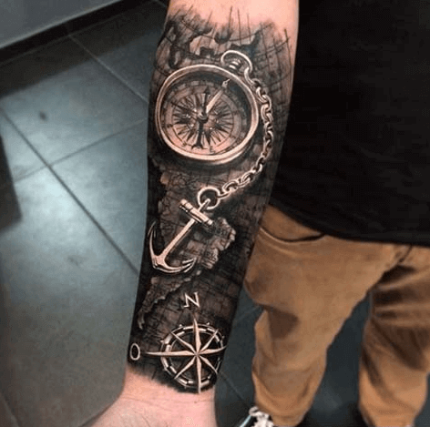 Tattoo de brújula en realismo negro y gris 10