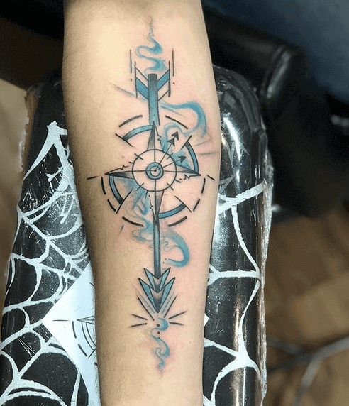 Tattoo flecha con brújula y azules. Fuente Pinterest.