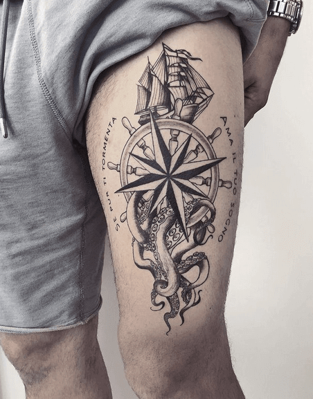 Tattoo rosa de los vientos, timón, barco y pulpo. Fuente Pinterest.