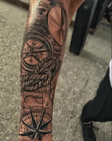 Tattoo de brújula en realismo negro y gris 15