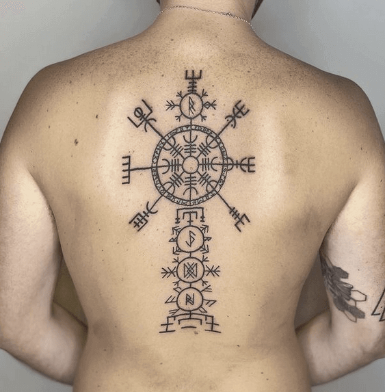 Tatuaje de brújula celta en la espalda.