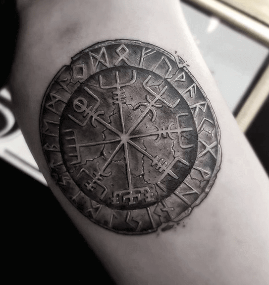 Tatuaje de brújula: celta en piedra redonda.