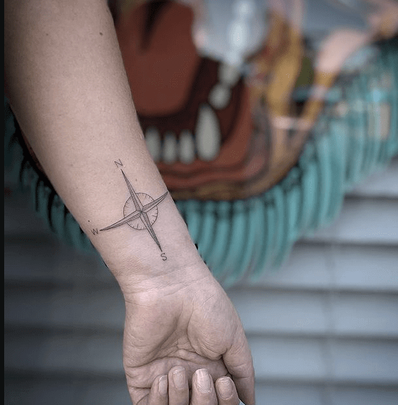 Ideas originales de tattoo de brújula minimalista 11