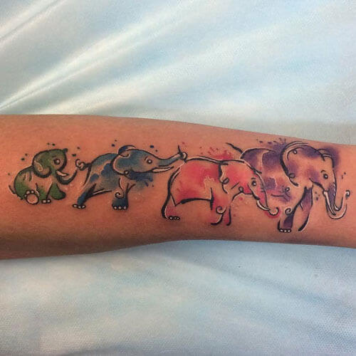 Tatuaje de elefante: grupo familiar de colores. Fuente Pinterest.