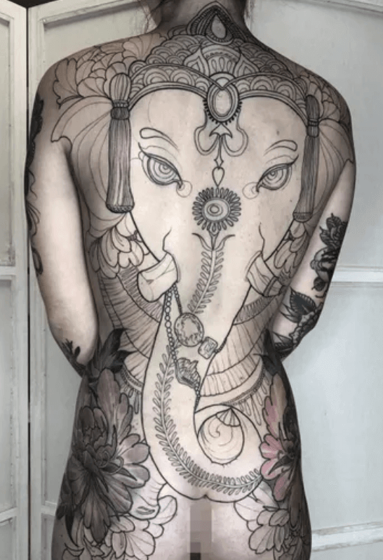 Trabajo espalda completa de tattoo de Ganesha estilo oriental
